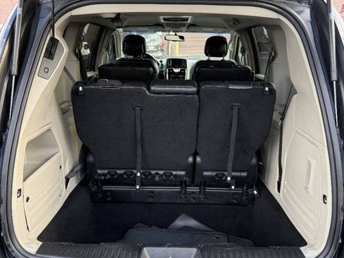 Used 2014 Chrysler Town & Country Touring FWD image 14
