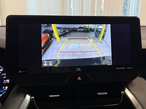 Used 2022 Toyota Venza XLE image 32