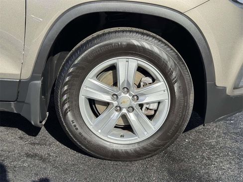 Used 2021 Chevrolet Trax LT w/ LT Convenience Package image 25