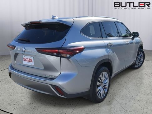 Used 2024 Toyota Highlander Platinum image 5