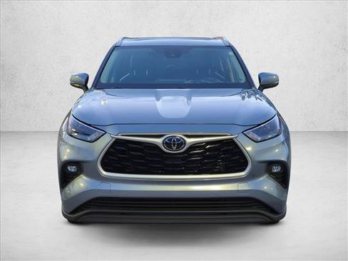 Used 2023 Toyota Highlander XLE FWD image 2