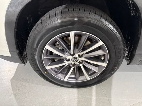 Used 2019 Toyota Highlander XLE FWD image 5
