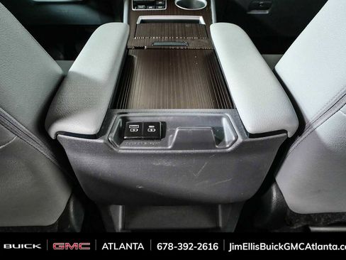 Used 2024 Toyota Sienna XLE FWD image 18
