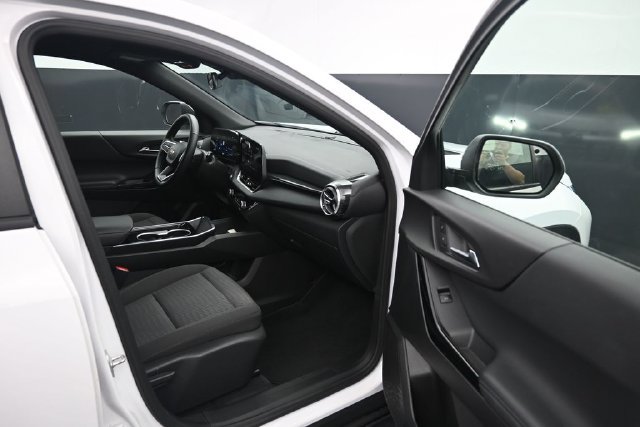 Used 2025 Chevrolet Equinox LT FWD image 32