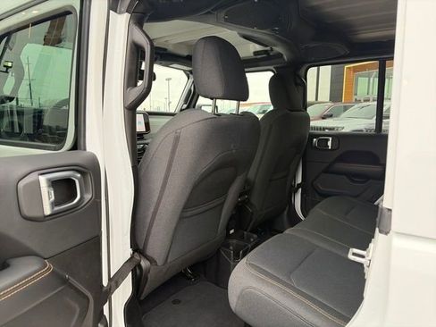 Used 2025 Jeep Wrangler Sahara image 22