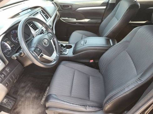 Certified 2018 Toyota Highlander Plus FWD image 9