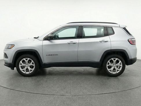 Used 2025 Jeep Compass Latitude AWD/4WD image 5