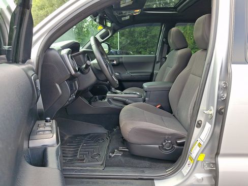 Used 2017 Toyota Tacoma TRD Off-Road AWD/4WD image 14