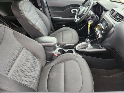 Used 2016 Kia Soul + image 14
