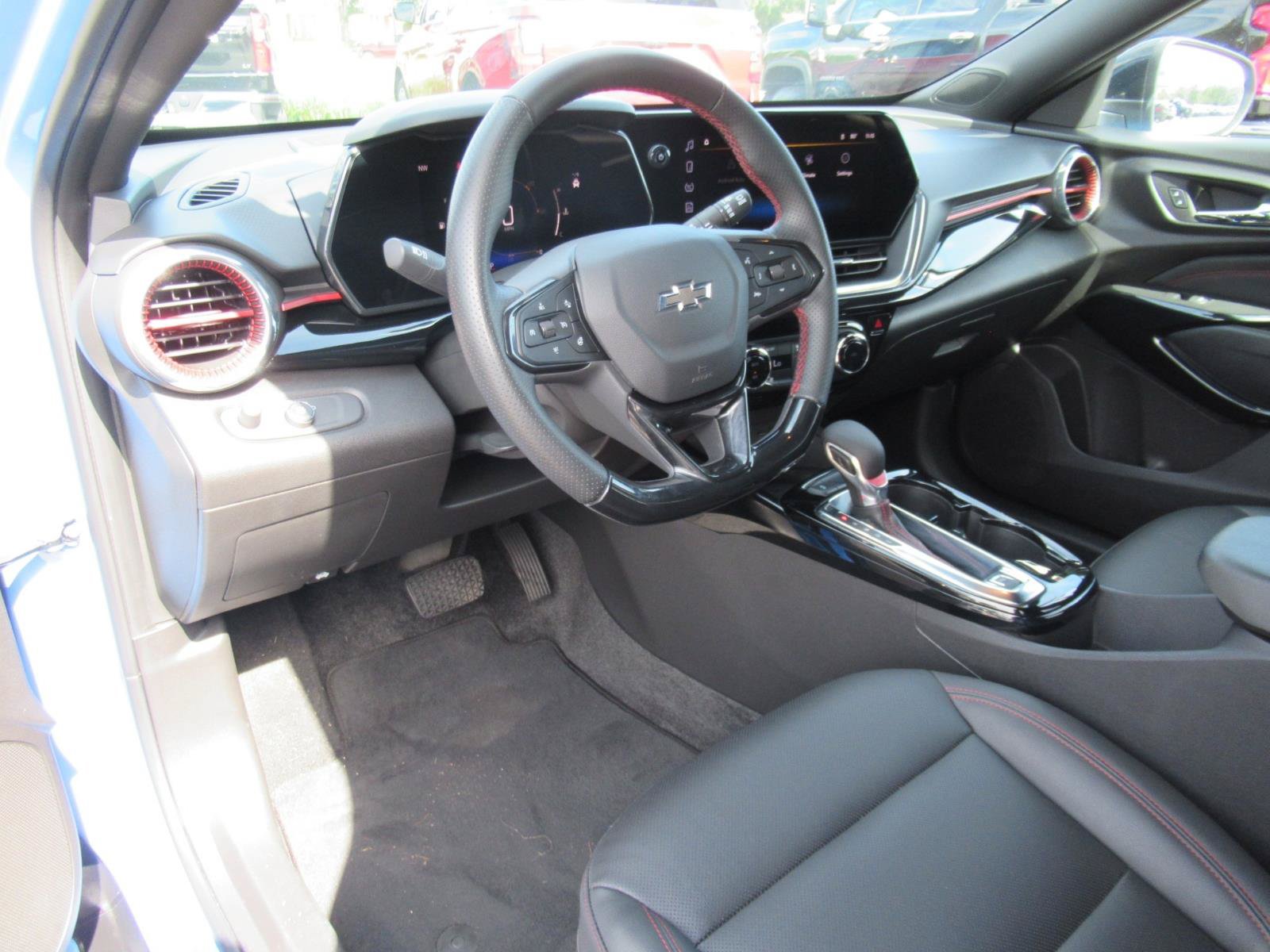 Used 2024 Chevrolet Trax RS w/ Sunroof Package FWD image 19