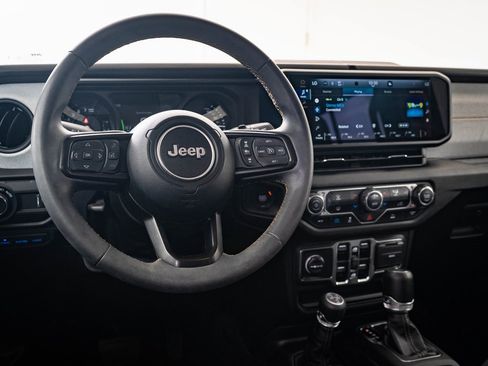 Used 2024 Jeep Wrangler Unlimited image 4