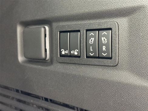 Used 2022 Chevrolet Tahoe LT w/ Luxury Package RWD image 39