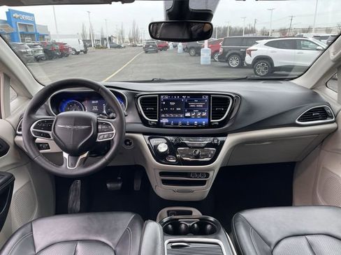 Used 2024 Chrysler Pacifica Touring-L FWD image 20