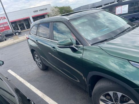 Used 2023 Toyota Highlander XLE image 3