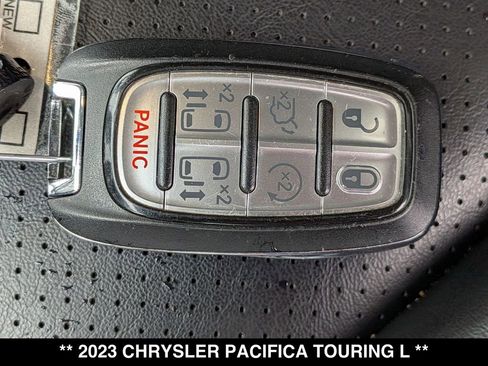 Used 2023 Chrysler Pacifica Touring-L FWD image 29
