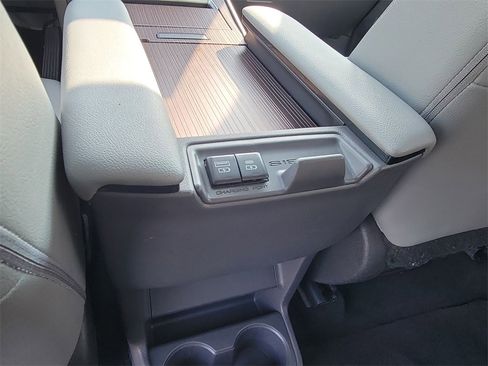 Used 2022 Toyota Sienna XLE image 21