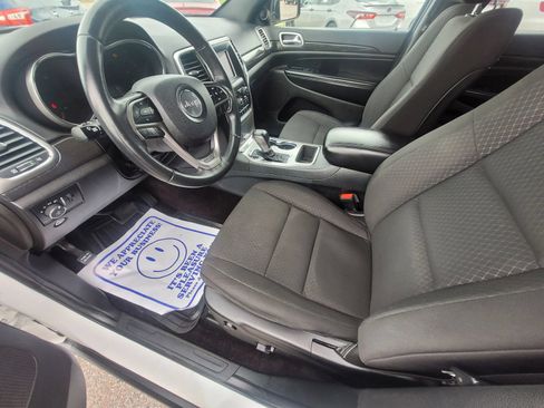 Used 2018 Jeep Grand Cherokee Laredo AWD/4WD image 6