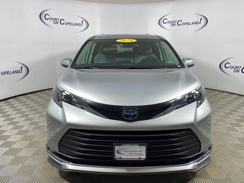 Used 2024 Toyota Sienna XLE image 2