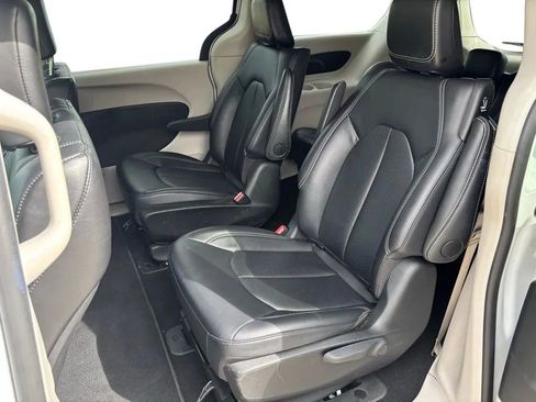 Used 2024 Chrysler Pacifica Limited FWD image 25