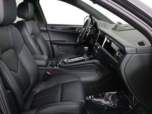 Used 2025 Porsche Macan image 31