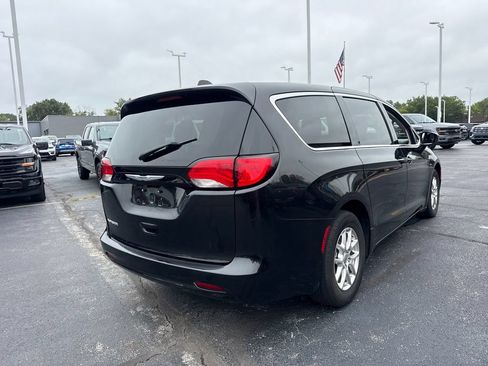 Used 2023 Chrysler Voyager LX FWD image 7