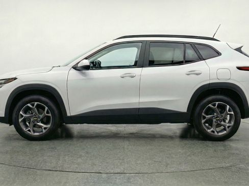Used 2025 Chevrolet Trax LT FWD image 5