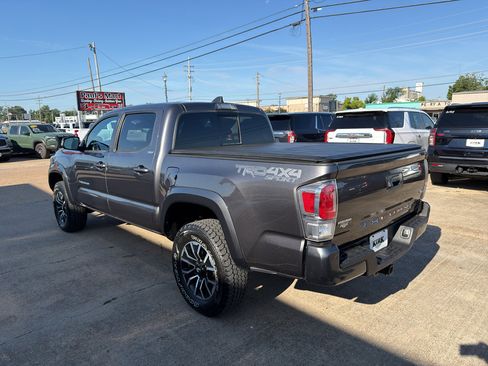 Used 2020 Toyota Tacoma TRD Sport w/ Technology Package AWD/4WD image 3