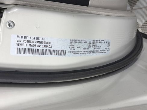 Used 2021 Chrysler Pacifica Touring-L image 9