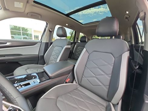 Used 2024 Volkswagen Atlas Peak Edition SE AWD/4WD image 11