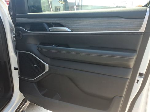 Used 2024 Jeep Wagoneer L Series II RWD image 8