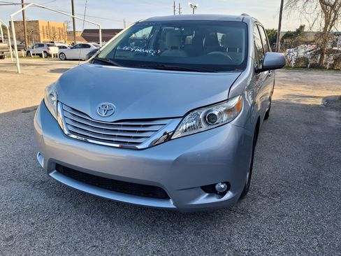Used 2011 Toyota Sienna LE w/ Towing Pkg FWD image 2