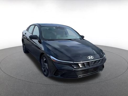 Used 2025 Hyundai Elantra SEL image 3