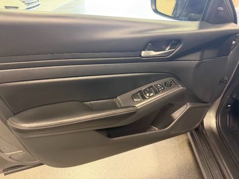 Used 2025 Nissan Altima 2.5 SV FWD image 10