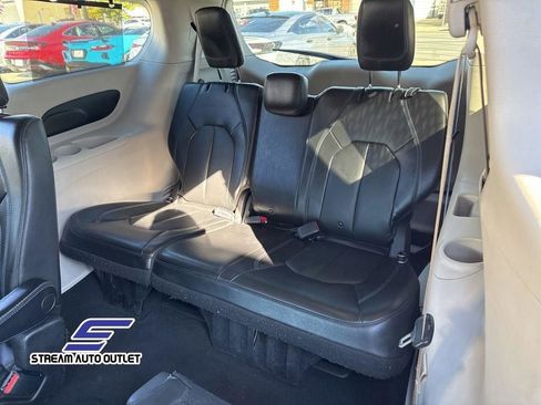 Used 2021 Chrysler Pacifica Touring-L image 29