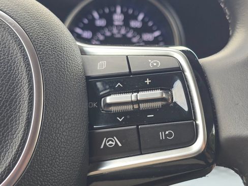 Used 2024 Kia Carnival LX FWD image 21