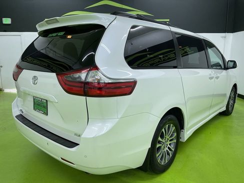 Used 2020 Toyota Sienna XLE image 10