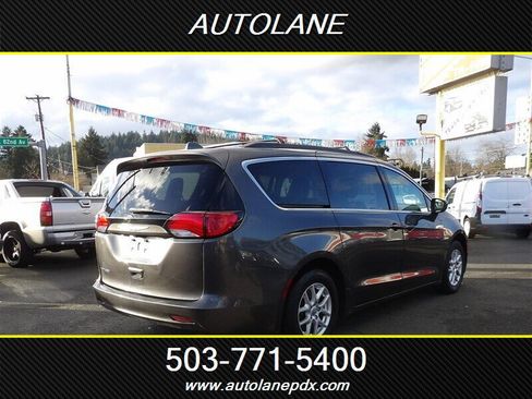 Used 2020 Chrysler Voyager Lxi image 5