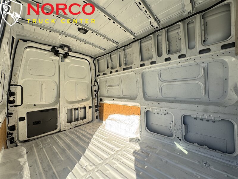 Used 2019 Nissan NV 2500 SV RWD image 3
