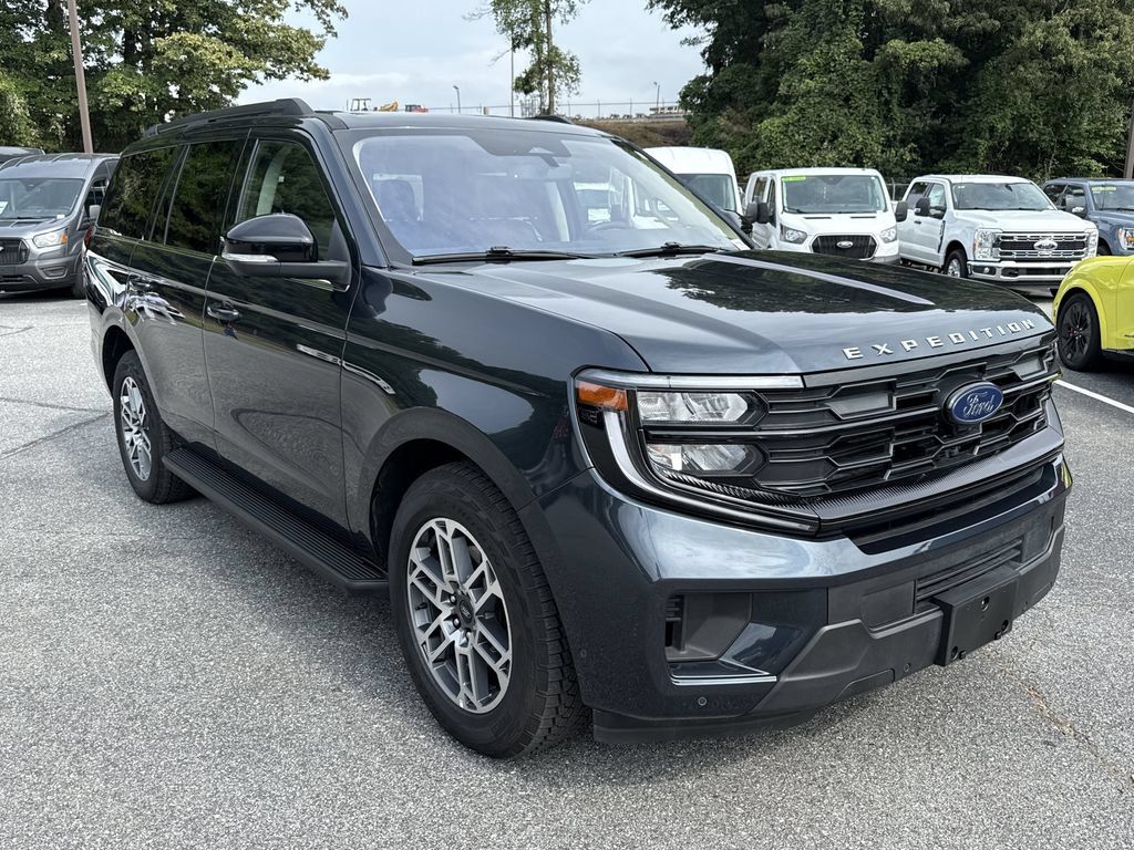 Used 2025 Ford Expedition Active AWD/4WD image 2