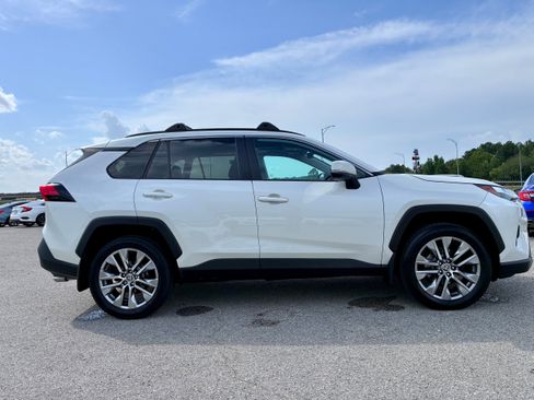 Used 2022 Toyota RAV4 XLE Premium AWD/4WD image 3