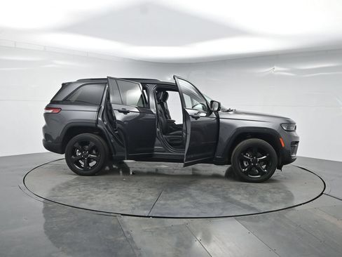 Used 2022 Jeep Grand Cherokee Altitude AWD/4WD image 44