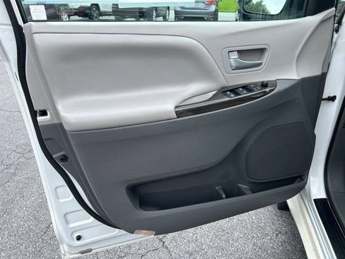Used 2017 Toyota Sienna XLE Premium image 13