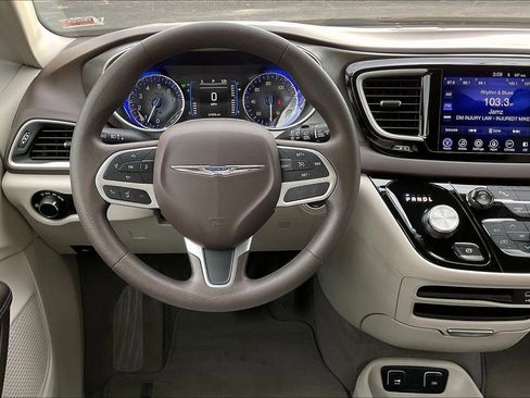 Used 2017 Chrysler Pacifica Touring w/ Tire & Wheel Group image 5