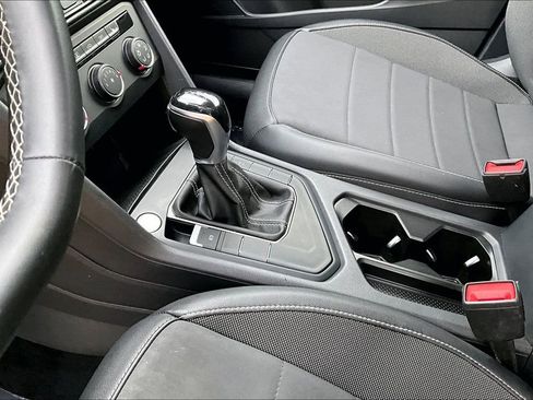 Used 2022 Volkswagen Taos SE w/ Panoramic Sunroof Package image 18