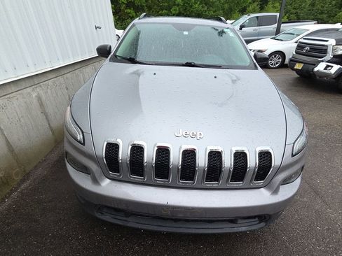 Used 2017 Jeep Cherokee Sport FWD image 2