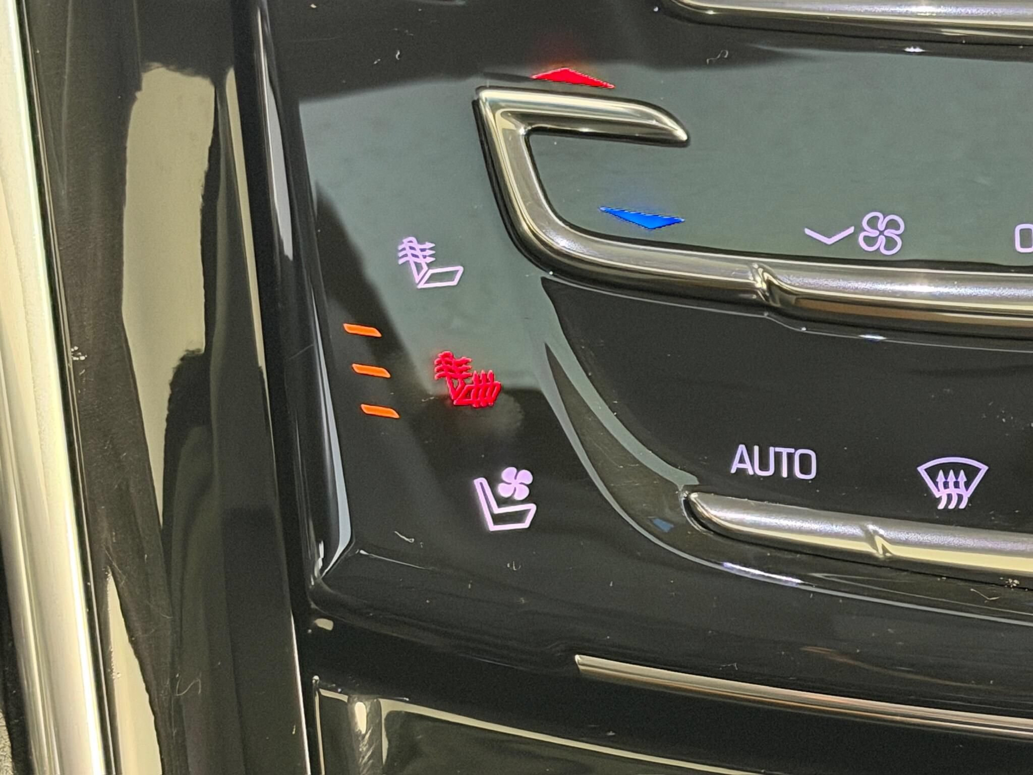 Used 2019 Cadillac Escalade Premium Luxury AWD/4WD image 15