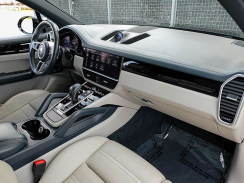 Used 2019 Porsche Cayenne S image 11