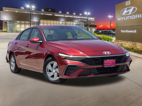 Used 2024 Hyundai Elantra SE FWD image 3