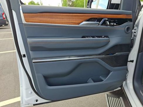 Used 2022 Jeep Grand Wagoneer Series III w/ Flexible Seating Group AWD/4WD image 12