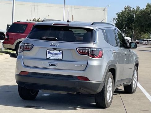 Used 2022 Jeep Compass Latitude FWD image 4